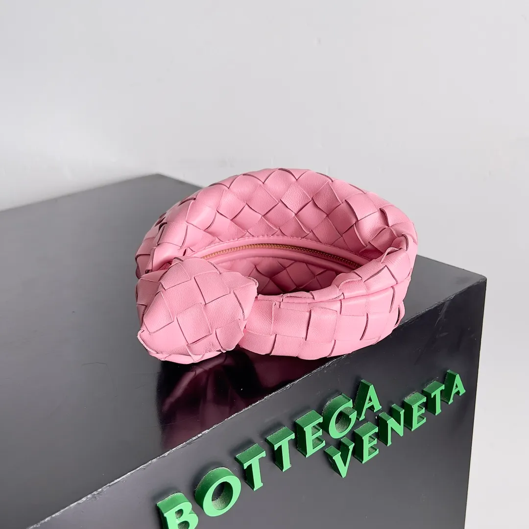 Batch 1080 BV super mini JODIE handbag, dumpling bag, braided knotted bag, simple, fashionable and super cute🍒Every color is high-end. It is a smaller version of the original mini version🤣It can only hold cuteness🍓🍓The upper body is fashionable and romantic. The fashionable bags created by Daniel Lee are really more and more favored by street experts. Style number: 730828 Size: 17*16*6.5